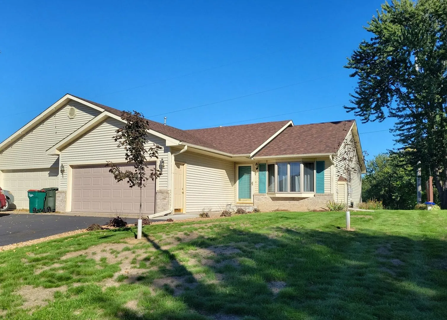 Spacious Twin Home — Photo 1