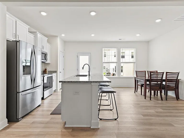 702 Ridge Cliff Ln — Photo 5