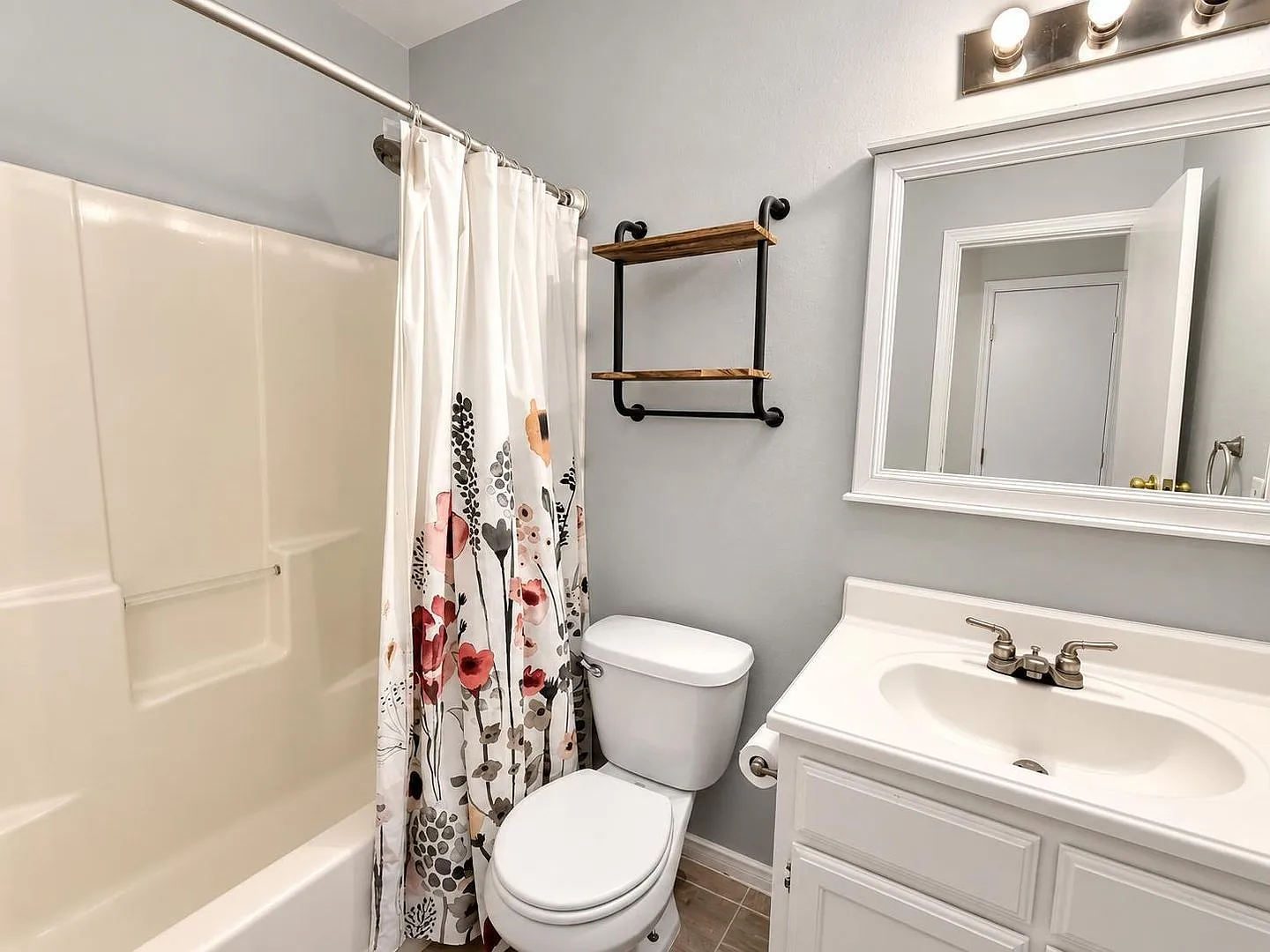Updated 3 Bed/2 Bath Home - New Flooring & Updated Kitchen Coming Soon! — Photo 4