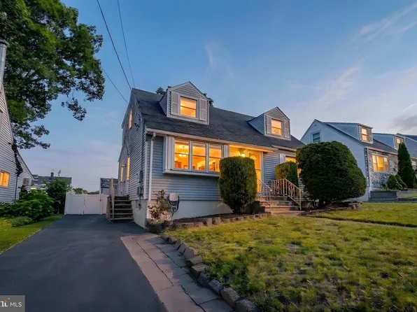 68 16th Ave, Elmwood Park, NJ 07407