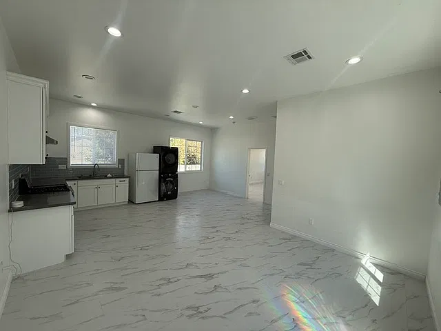 2 bed, 1000 sqft, $2,990 — Photo 2