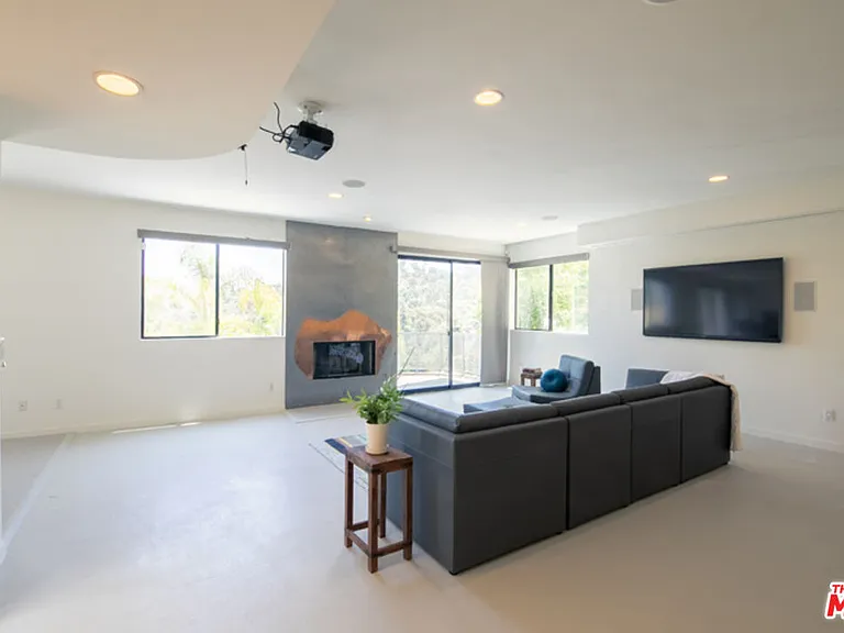 2216 Bancroft Ave — Photo 5