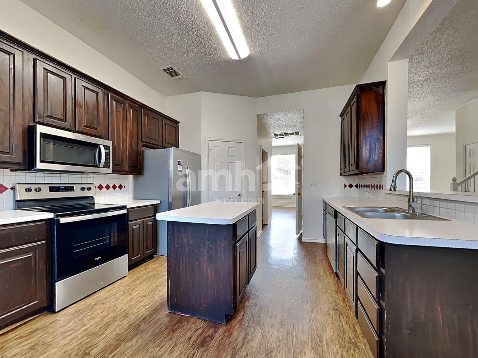 4 bed, 2.5 bath, 2337 sqft, $2,620 — Photo 3