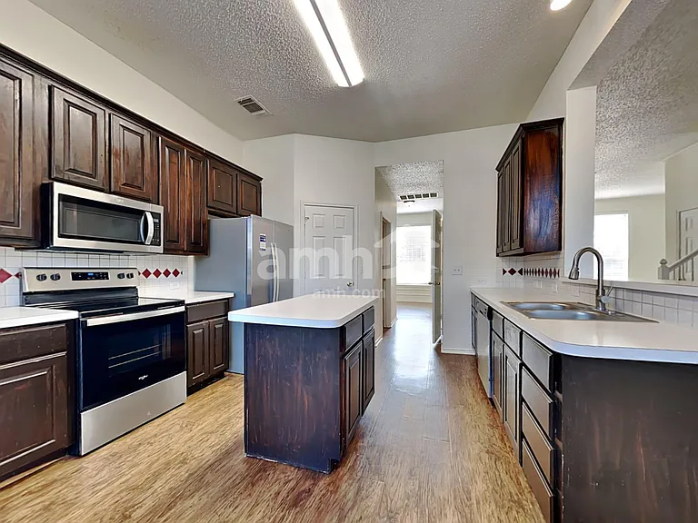 601 Ridgemont Dr — Photo 3