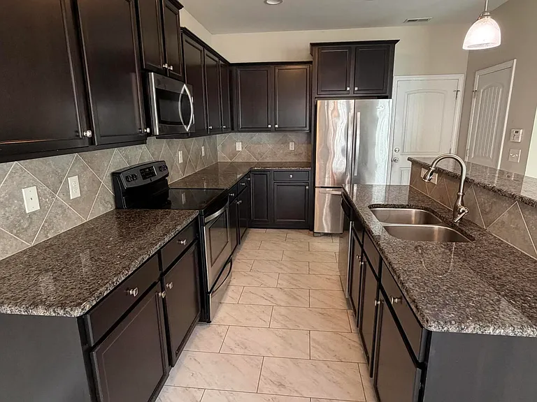 2125 Cove Ct — Photo 4
