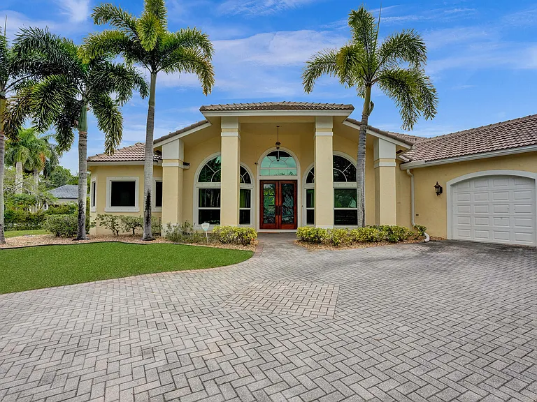 15910 Lindbergh Ln — Photo 1