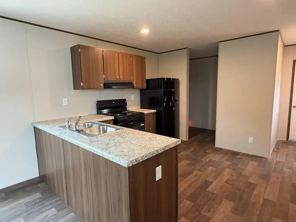 3 bed, 2.0 bath, 869 sqft, $1,425 — Photo 2