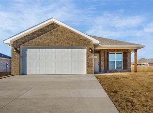 812 S Green Heron Ln, Siloam Springs, AR 72761