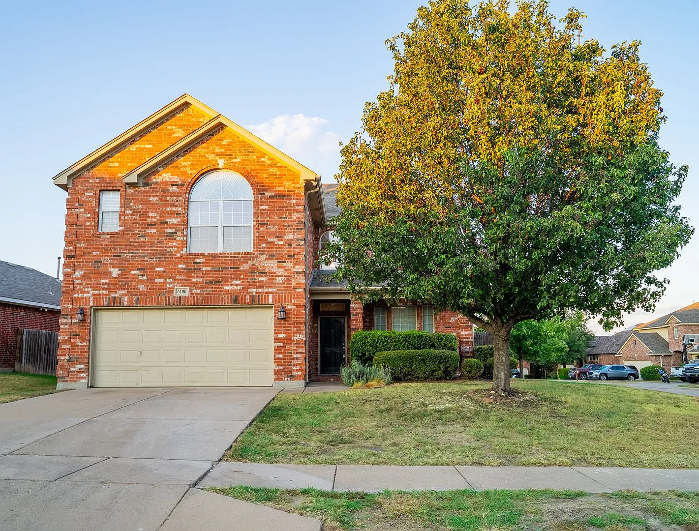 Beautiful Home on a Spacious corner lot — Photo 1