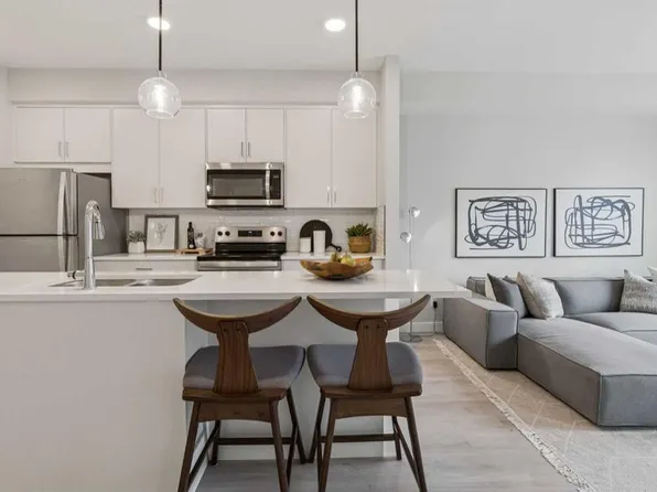 655 N Shawnee Sq SW #201, Calgary, AB T2Y 0W4