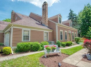 2064 Creekside Dr, Wheaton, IL 60189