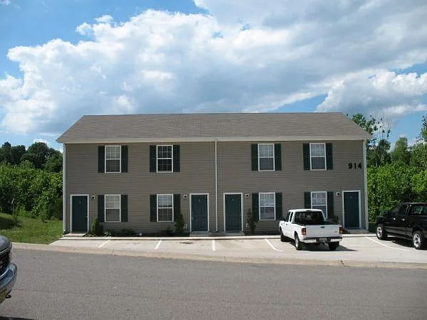 916 Kingsbury Dr #B — Photo 1