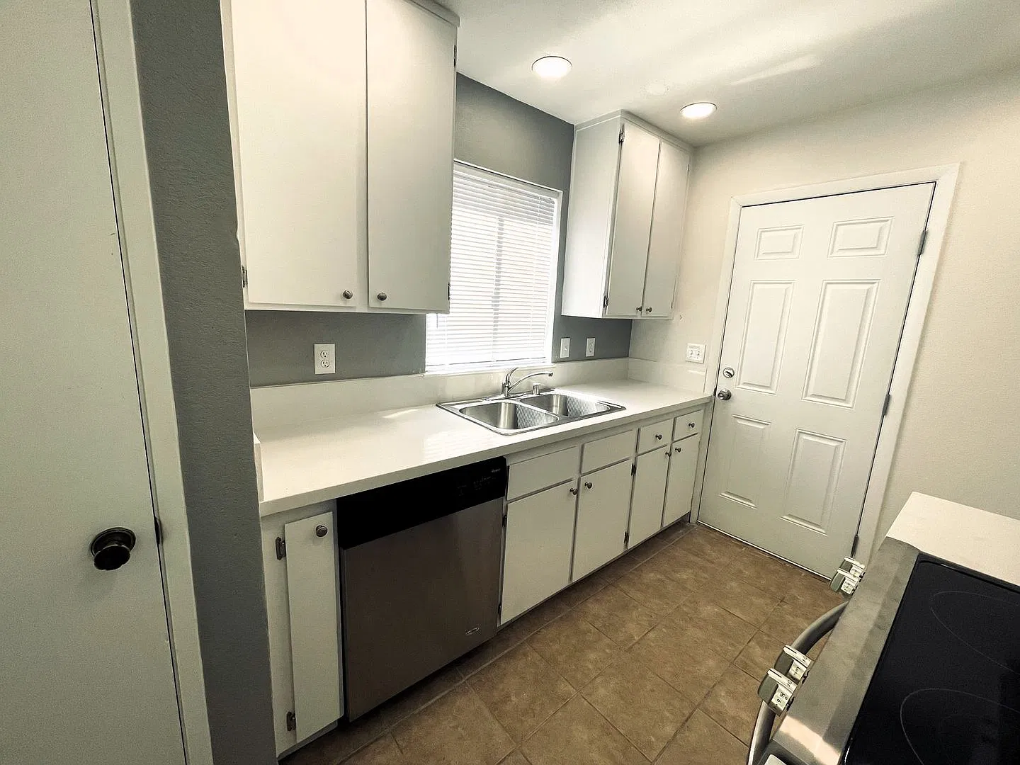 Completely Updated Roseville Townhouse available NOW — Photo 2