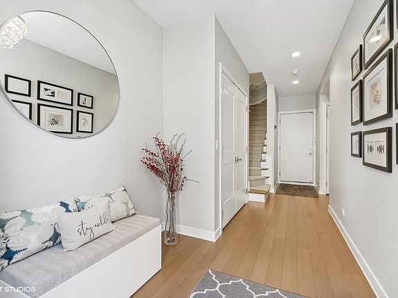 3rd image of 1700 S Prairie Ave Unit 4