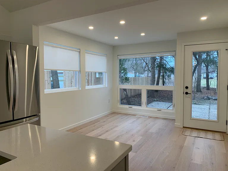 601 E Washington St — Photo 8