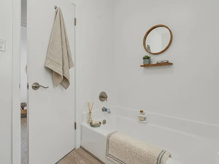1827 N Van Ness Ave — Photo 10