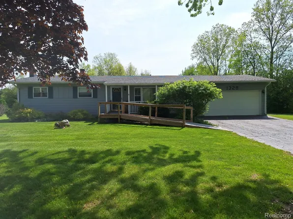 1328 Iva St, Burton, MI 48509