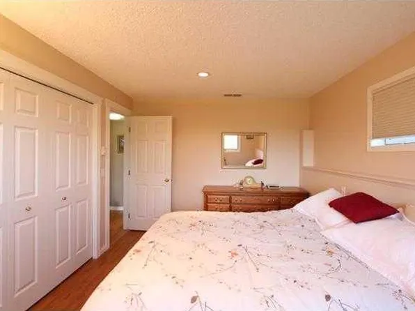 76 Valley Creek Cres NW, Calgary, AB T3B 5V3