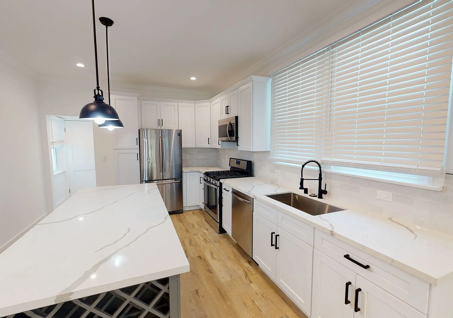1021 S Hayworth Ave — Photo 2