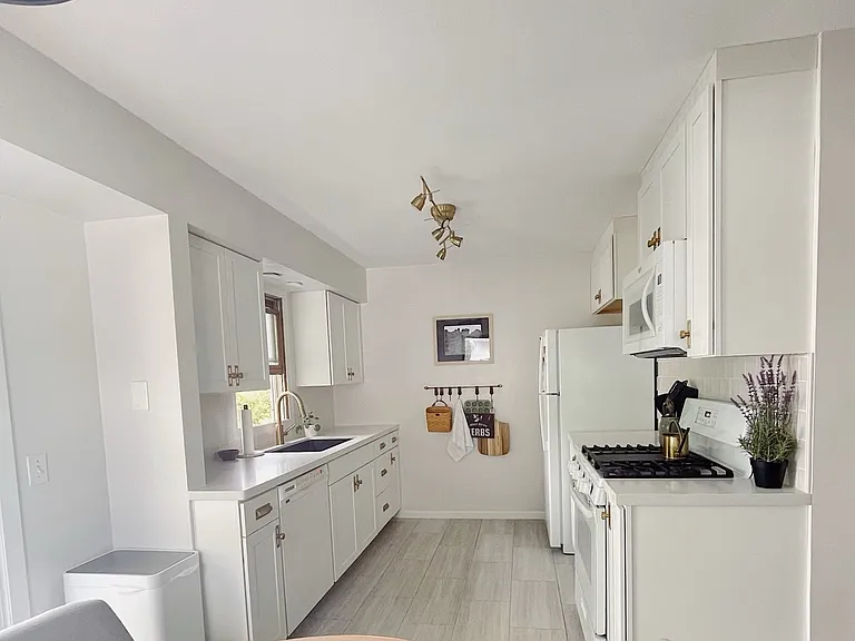 6422 46th Pl N — Photo 3