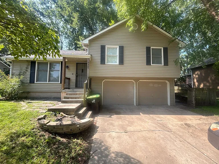 2409 NE Carousel Cir — Photo 20