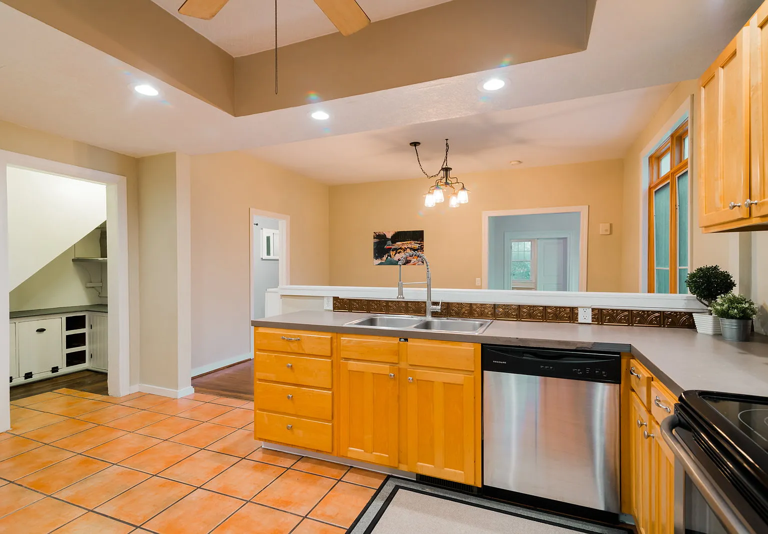 3 bed, 2.0 bath, 1604 sqft, $1,950 — Photo 3