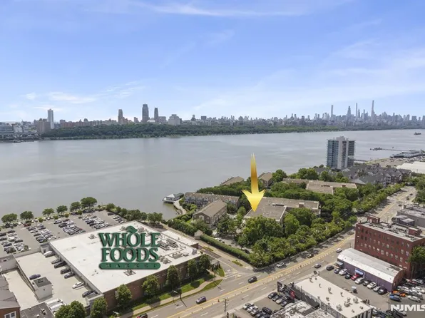 200 Grand Cove Way APT 3L, Edgewater, NJ 07020