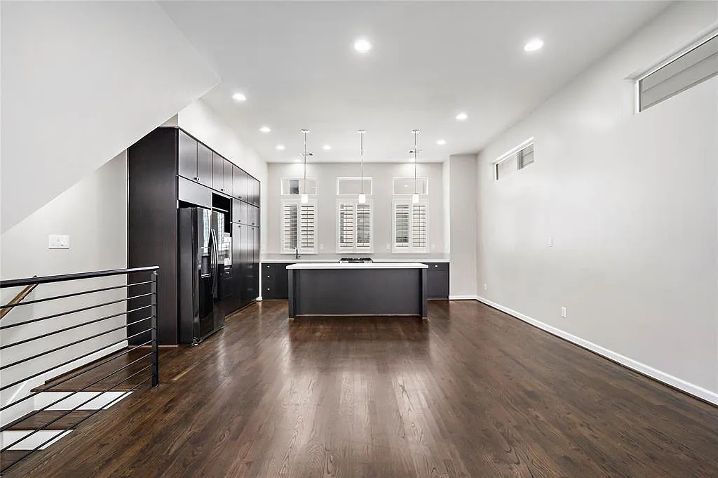 3 bed, 3.5 bath, 2096 sqft, $3,000 — Photo 2