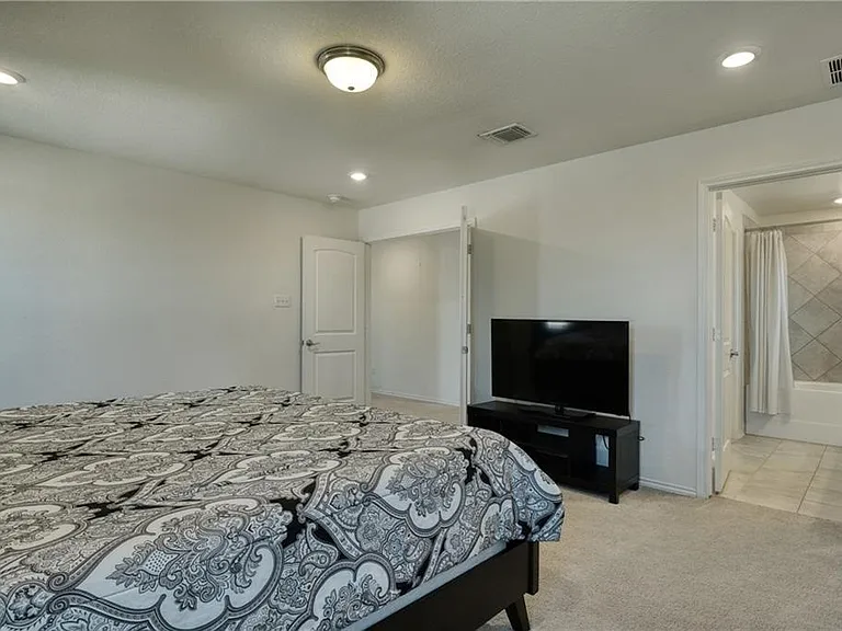521 Bradford Ln — Photo 15
