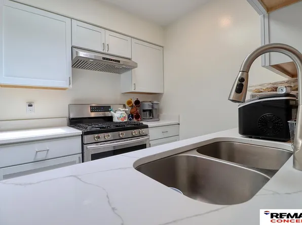 230 Parkside Ln, Lincoln, NE 68521