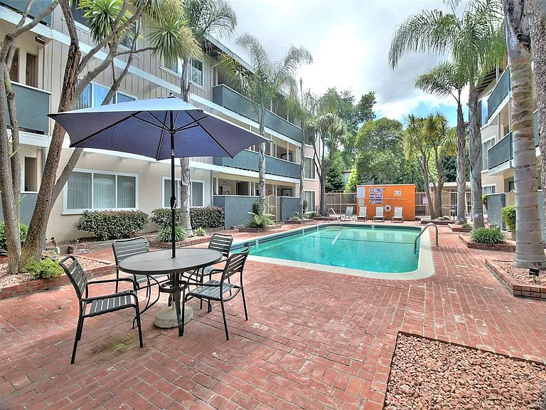 123 N El Camino — Photo 4