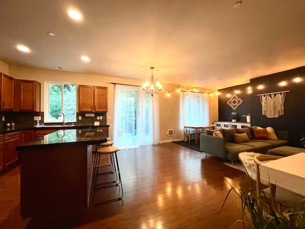 4 bed, 2.5 bath, 1851 sqft, $2,770 — Photo 4