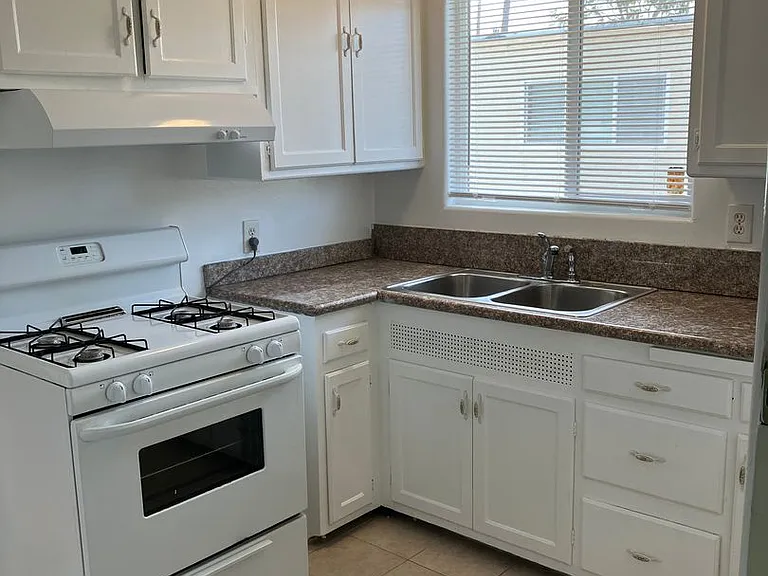 1935 Cloverfield Blvd — Photo 26