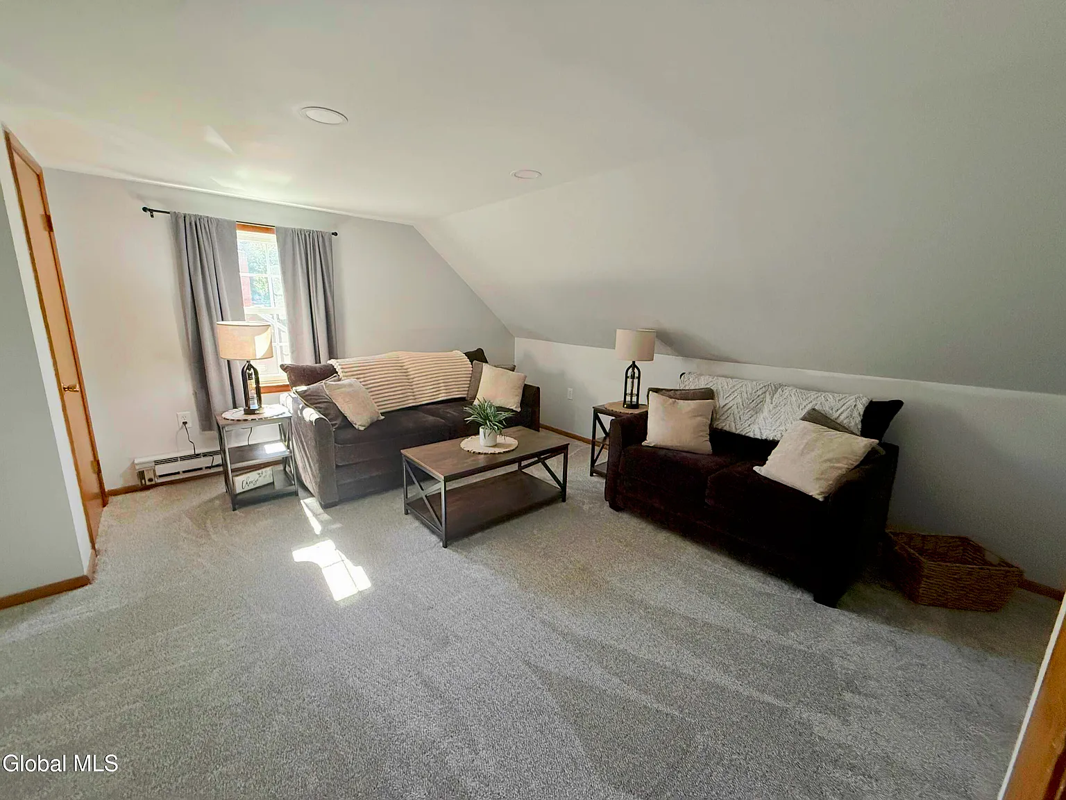 1 bed, 1.0 bath, 749 sqft, $1,550 — Photo 2