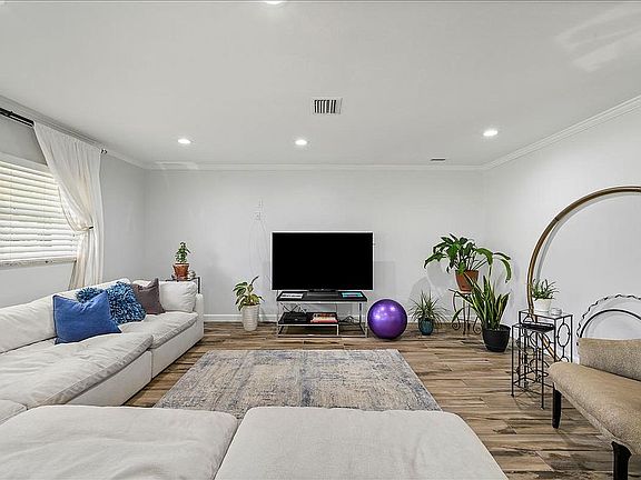 4th image of 3934 Fontainebleau Dr