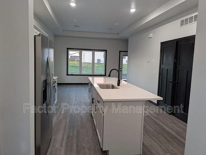 3 bed, 2.5 bath, 1450 sqft, $1,800 — Photo 3