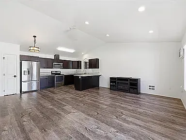 3 bed, 1350 sqft, $2,250 — Photo 3