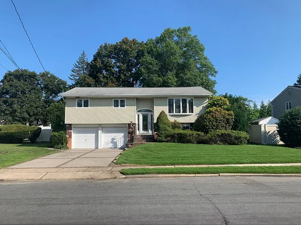 27 Ellensue Dr, Deer Park, NY 11729