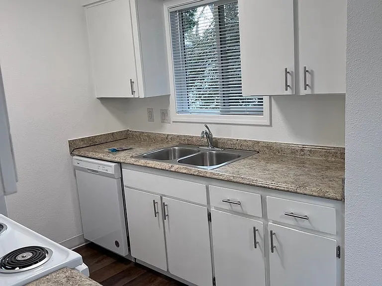 3459 Hawthorne Ave NE — Photo 9