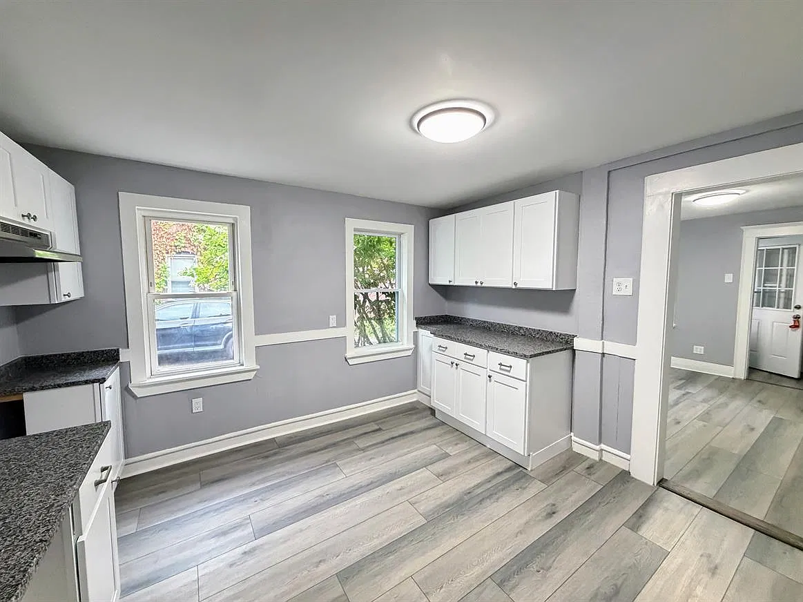 4 bed, $1,900 — Photo 2