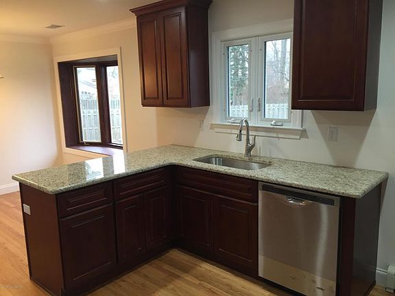 3rd image of 34 Oakside Dr