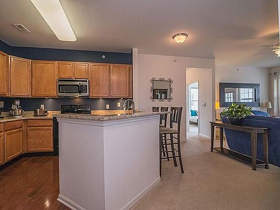 4th image of 827 E Summerfield Gln