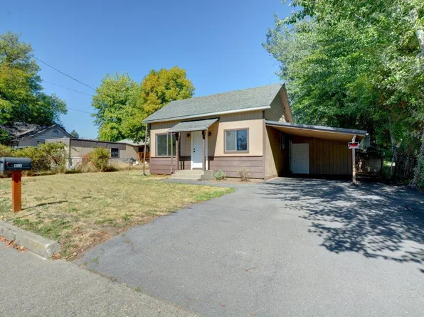 808 NE D St, Grants Pass, OR 97526