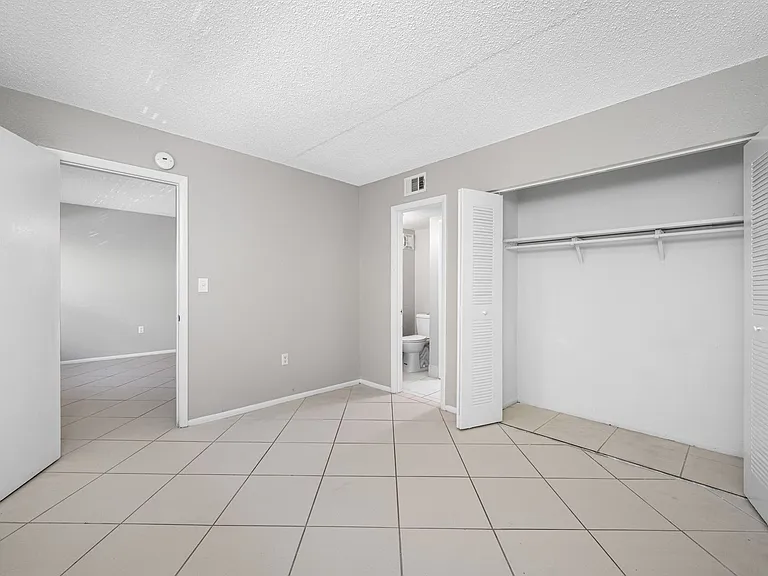 KC Flats Apartments — Photo 60