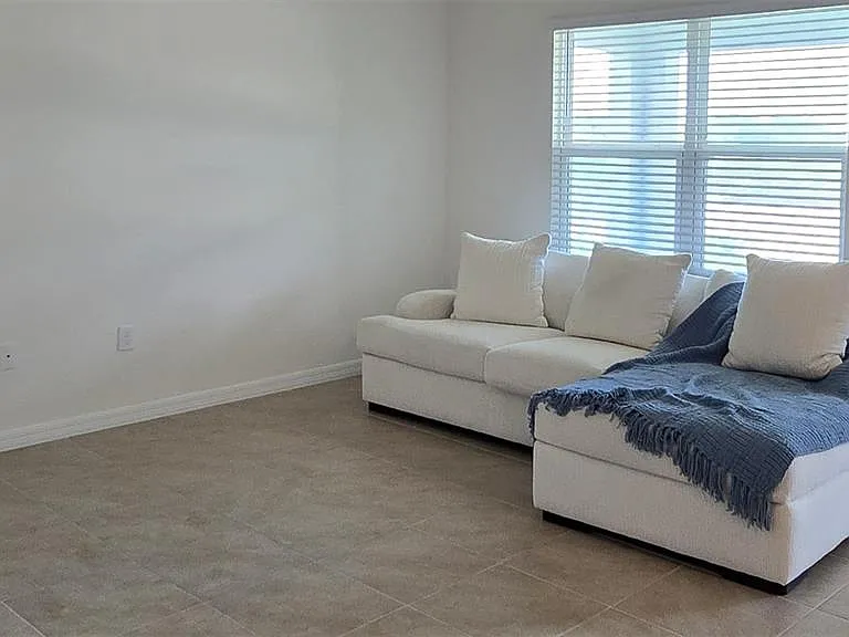 1136 Belfast Pl — Photo 9