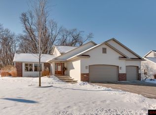 117 Rosewood Dr, Mankato, MN 56001