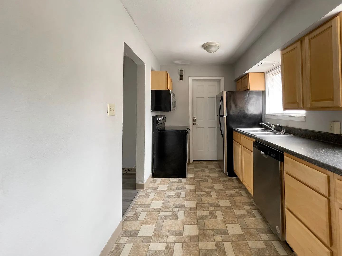 District on Gilbert, close to Campus, updated flooring. — Photo 4