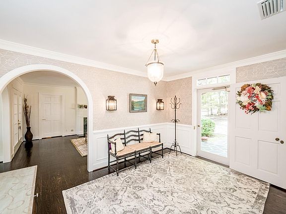 3rd image of 204 Mirror Lake Ln