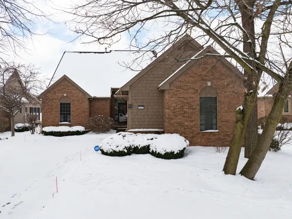 2222 Stonebridge Dr N, Ann Arbor, MI 48108