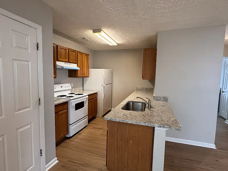 5825 Strathmoor Manor Cir — Photo 4